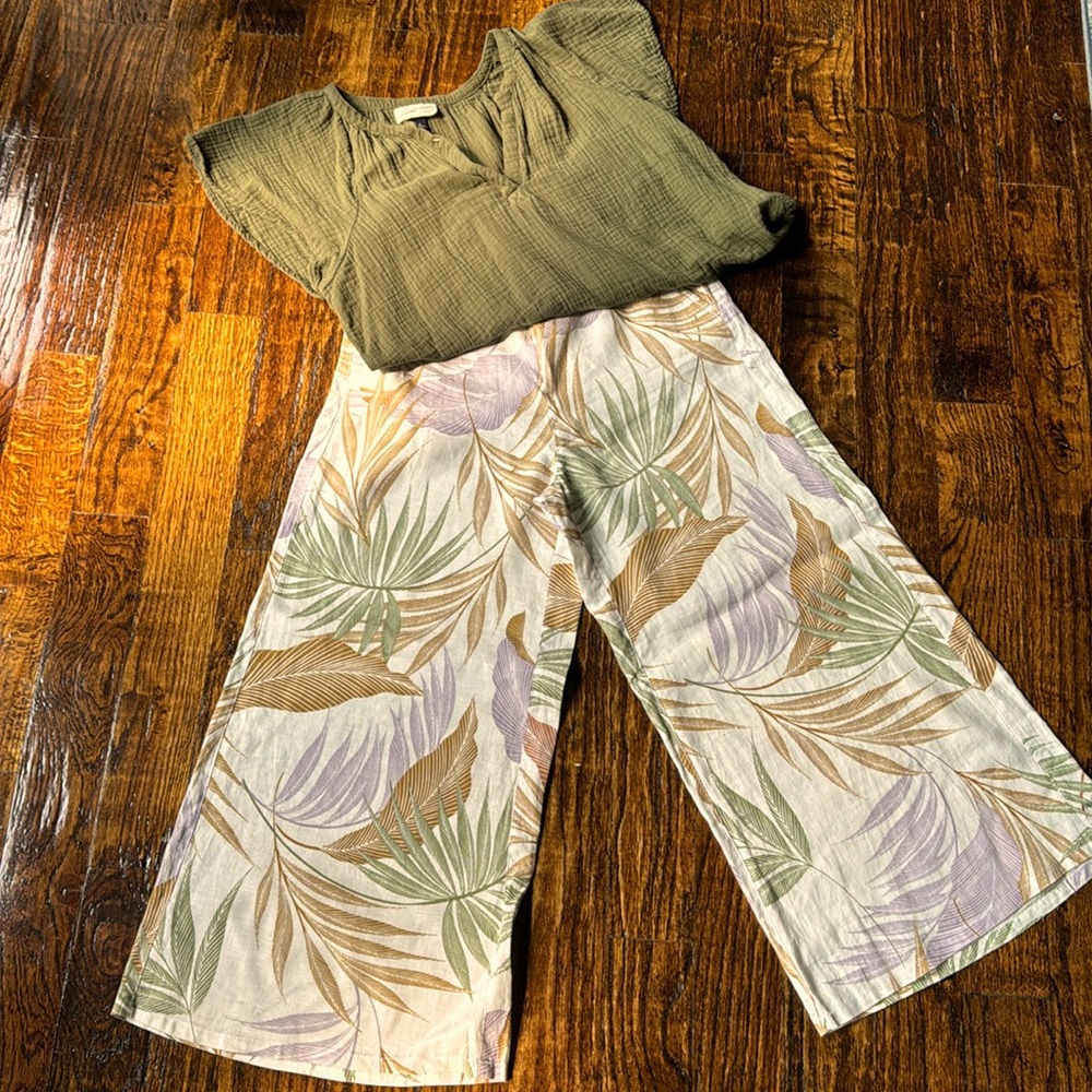 Wide leg cropped linen pants.